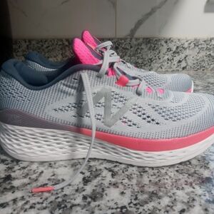 New Balance Women's Gray and Pink Running Shoes Size 10.5 In Excellent Condition